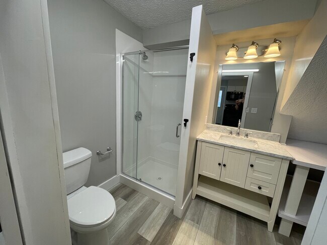 1st Floor Full Bathroom - 928 Thomas Rd