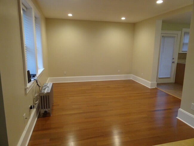 Building Photo - 925 Wootton St Rental