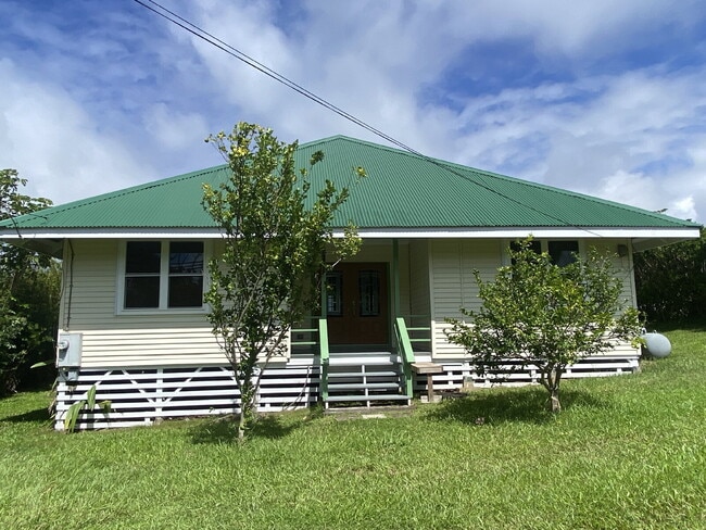 Building Photo - Available Now! 3/2 home in Beautiful Hawi