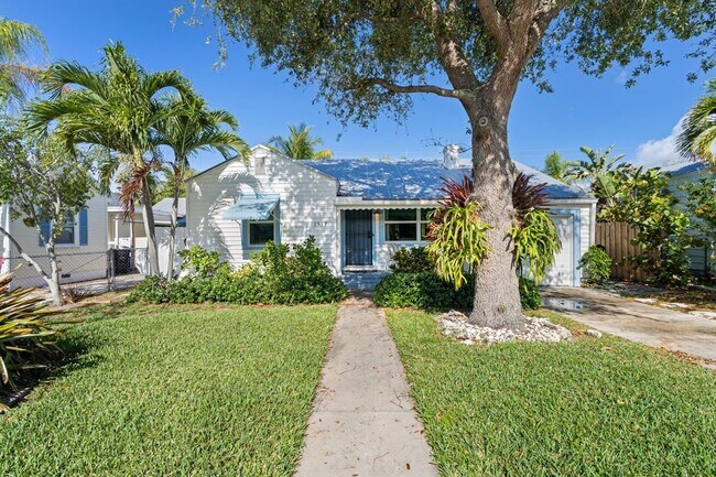 front of house - 1517 N Palmway