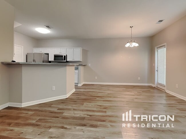 Photo - 10 Carriage Hls Dr SE