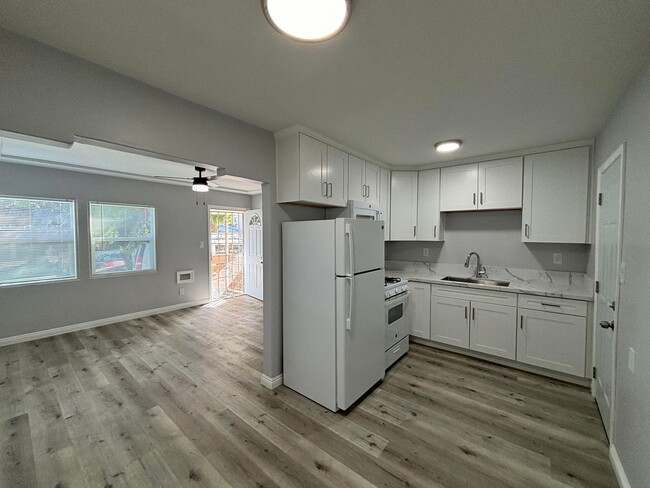 Building Photo - Beautifully renovated one bedroom home Unit 3862