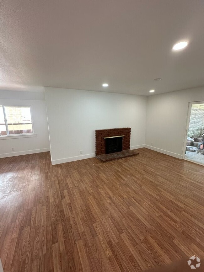 Building Photo - AVAILABLE NOW!  4 Bedroom, 2 Bathroom Home