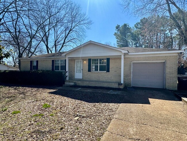 3 bed 1 bath home in Athens! NEW LVP FLOOR... - 3 bed 1 bath home in Athens! NEW LVP FLOOR...