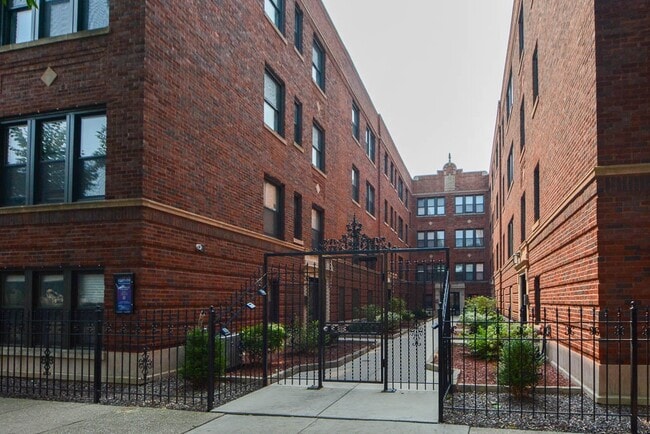 Building Photo - 2207 W Eastwood Ave Unit E04P