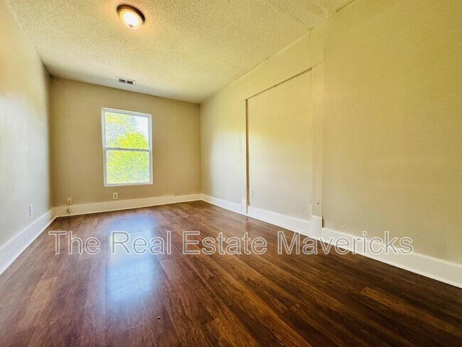 Photo - 2204 Robbins St