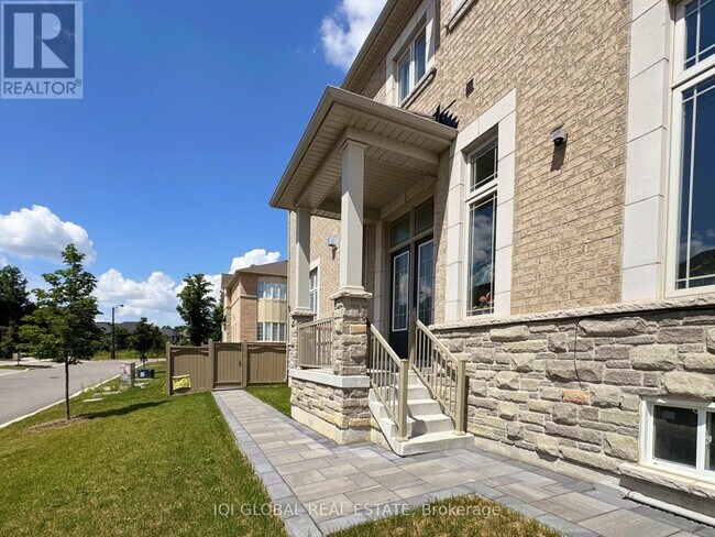 Photo - 82 Madoc Pl