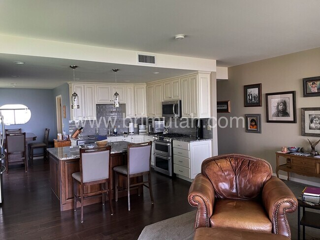 Photo - 940 Donner Way