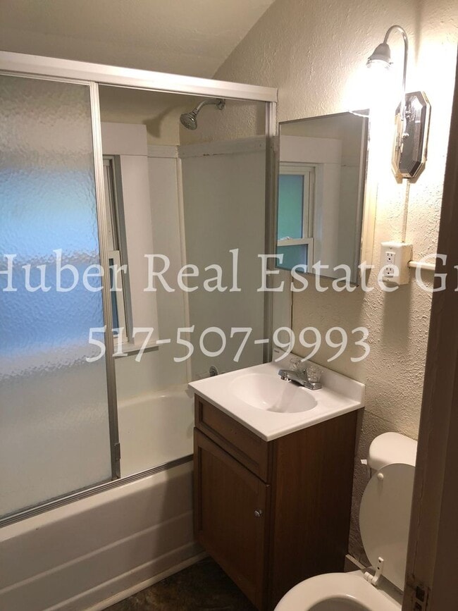 Photo - Roselawn 1443-1443.5 Building Unidad Roselawn 1443.5