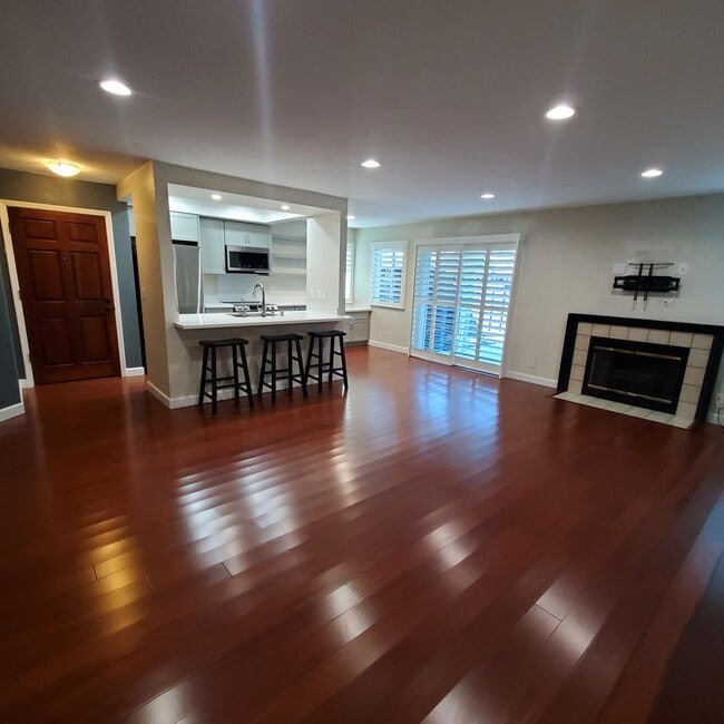 Building Photo - Easy Living @ Gorgeous 2bd/2ba in Cobblest... Rental
