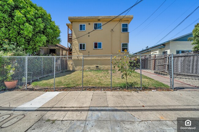 Building Photo - 2125 14th Ave Unit #25 Rental