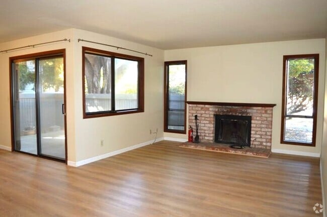 Building Photo - Spacious and Conveniently Located with Pri... Rental