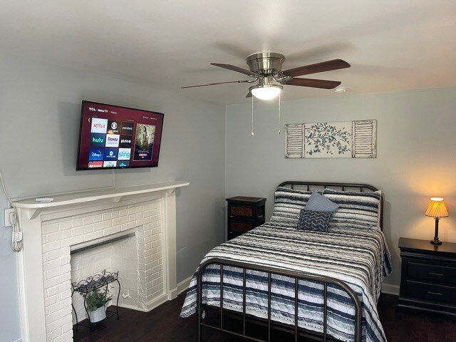 Este acogedor estudio cuenta con un televisor inteligente Roku de 45 pulgadas. - 3811 Gallatin Pike Unidad 23