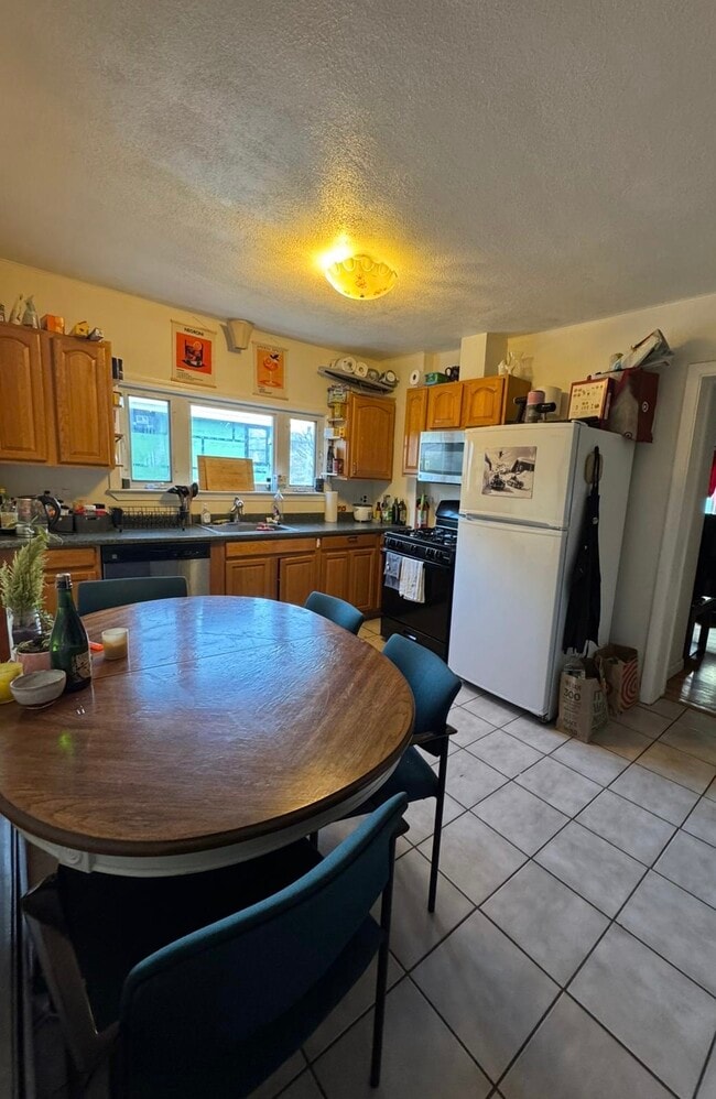 Building Photo - 19 Hunting St Unit 2