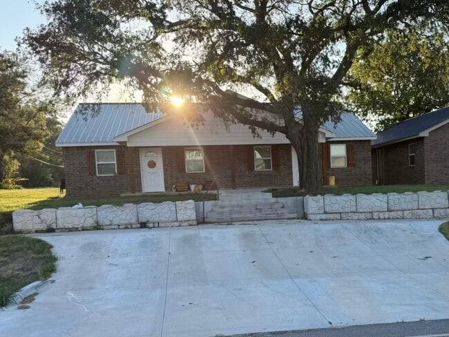 Building Photo - 402 S Main St Rental