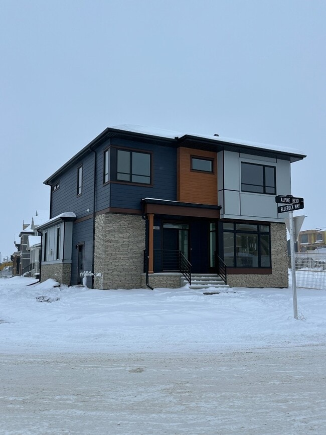 Building Photo - Modern 3-Bed, 2.5-Bath Home on Alpine Ave with Spacious Layout