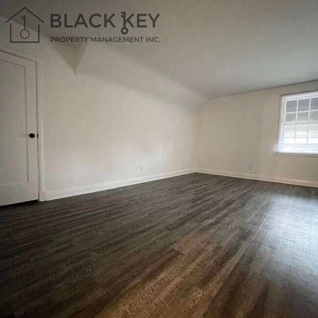 Photo - 564 Queens Ave