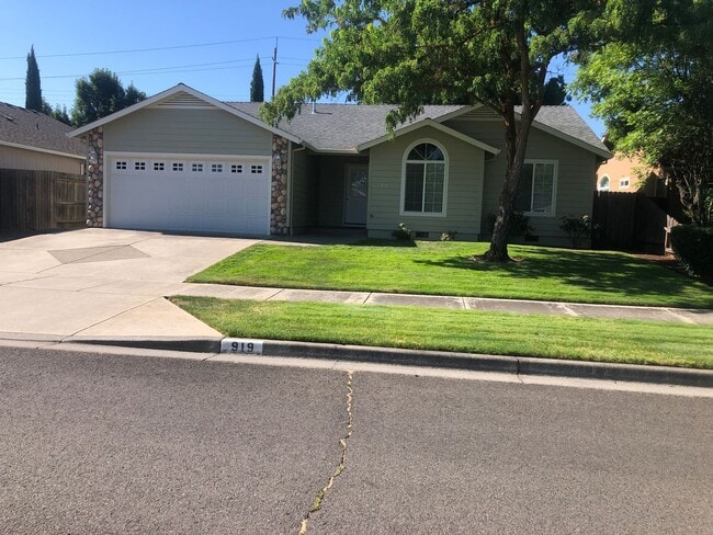 Building Photo - This beautifully maintained 3 bedroom, 2 b... Rental