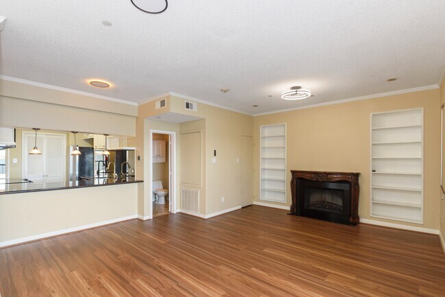 Building Photo - 351 Lakeside Ln Unit 305