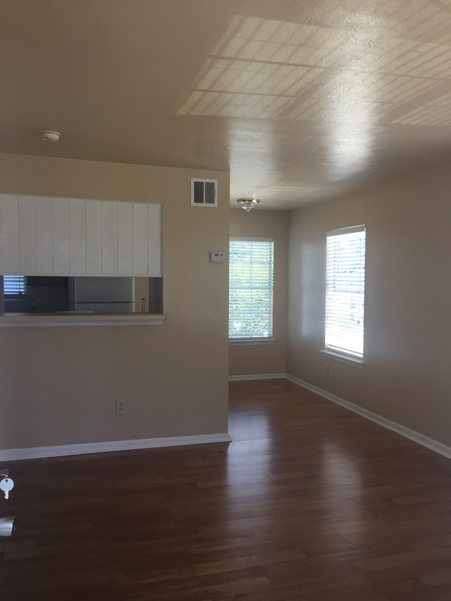 Building Photo - 1919 Metairie Ave Unit b