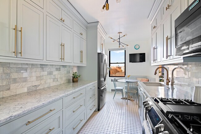 Photo - 385 E 18th St