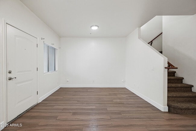 Photo - 4608 W Maryland Ave Unidad 1159