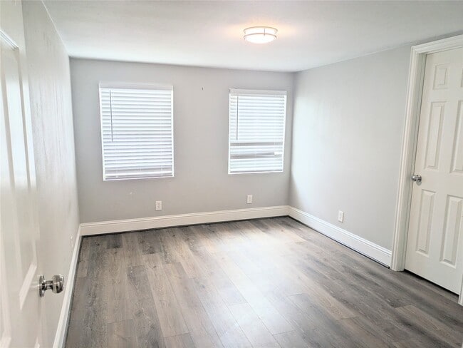 Photo - 813-812 Alexander St