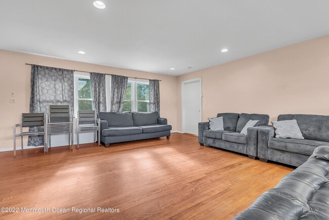 872 Red Oaks Dr