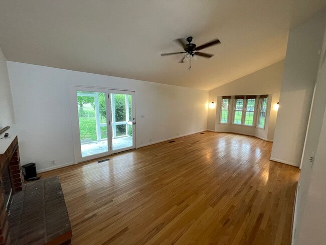 Photo - Beautiful Home Large Garage Highly Desired For Rent