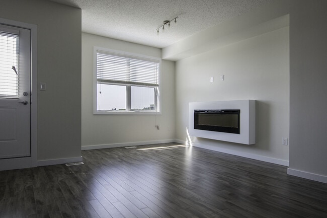 Photo - 655-655 Watt Blvd SW