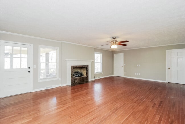 Photo - 302 Ridgedale Dr SE