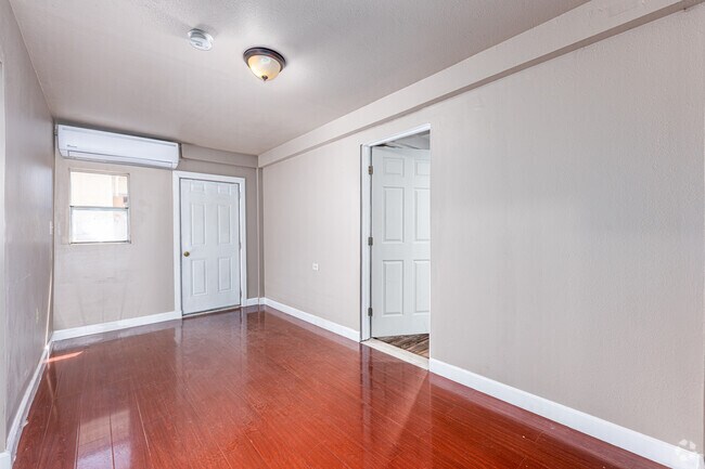 2BR, 1BA - 515SF - Living Room
