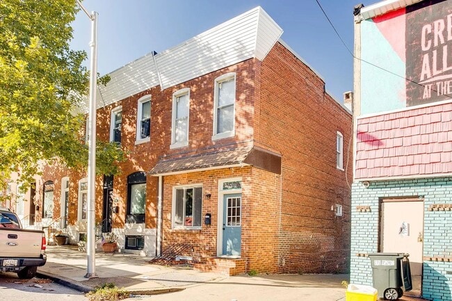 Building Photo - Spacious End Unit Townhouse with Deck and Storage in Highlandtown