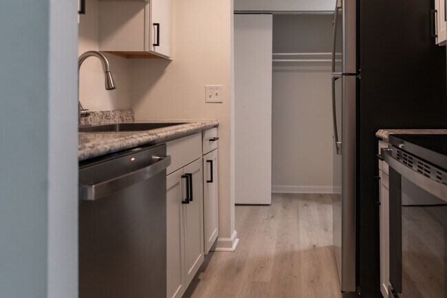 Photo - Newly Renovated 2 Bedroom Apartment Unit 5465-32