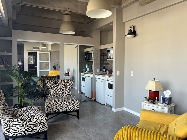 Building Photo - 2016 Main St Unit 2309