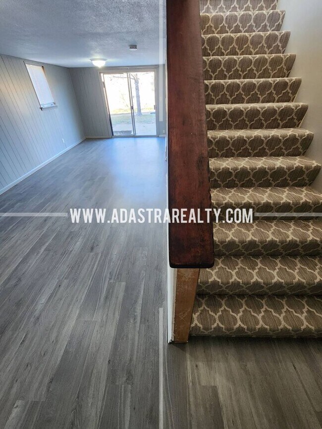 Awesome 2 Bedroom Duplex in Overland Park!... Rental House Rental in