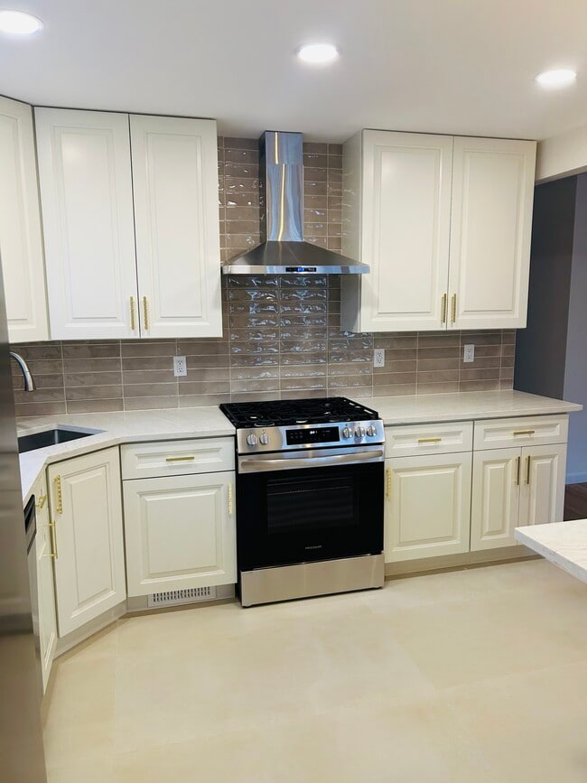 Photo - 2731 E 65th St