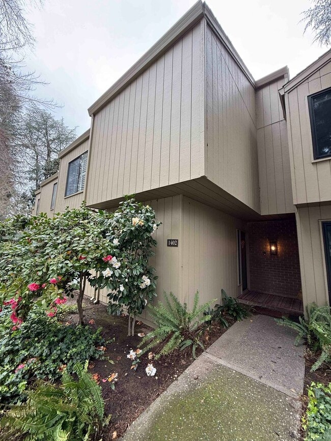 Building Photo - Fabulous Campus Commons 3 Bedroom