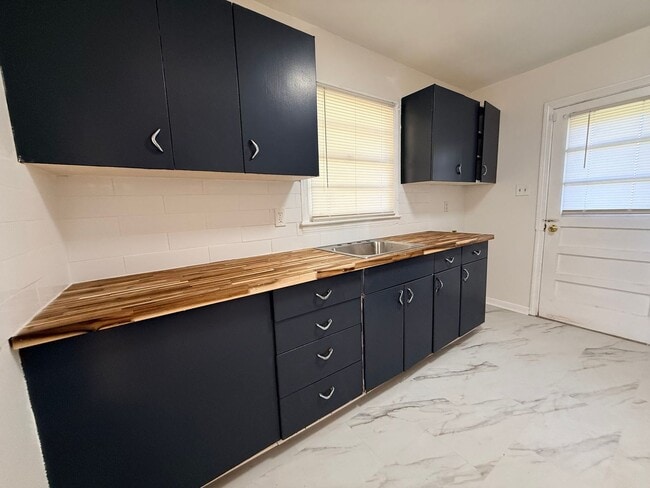 Building Photo - For Rent – Updated 3 Bed / 1 Bath Home