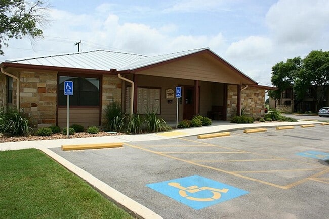 Building Photo - 2701 Zanderson Ave