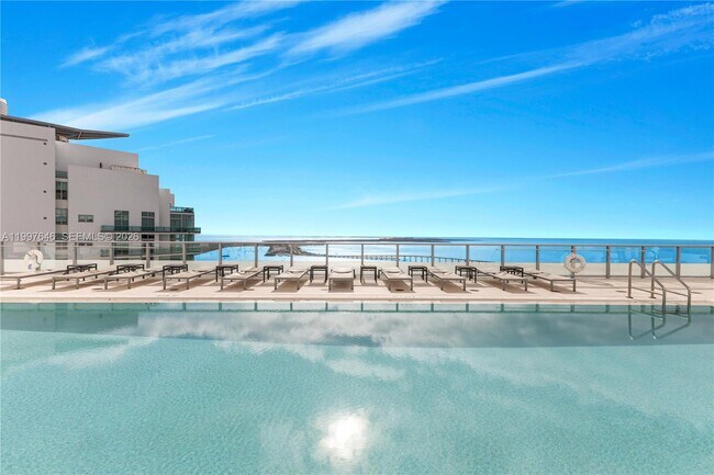 Building Photo - 1300 Brickell Bay Dr Unit 1010