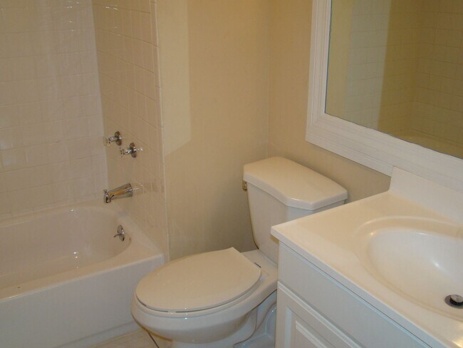 Photo - LARGE 2/2 IN CORAL SPRINGS PRICED RIGHT Tile Floor - Screened Patio - 1 Day Approval Unit 108