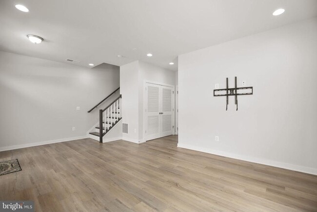 Photo - 301 Willis St