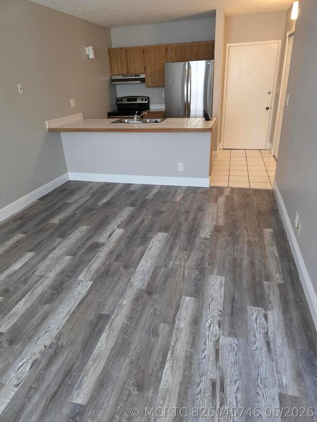 Building Photo - 2401 Riverside Dr Unit 411-b