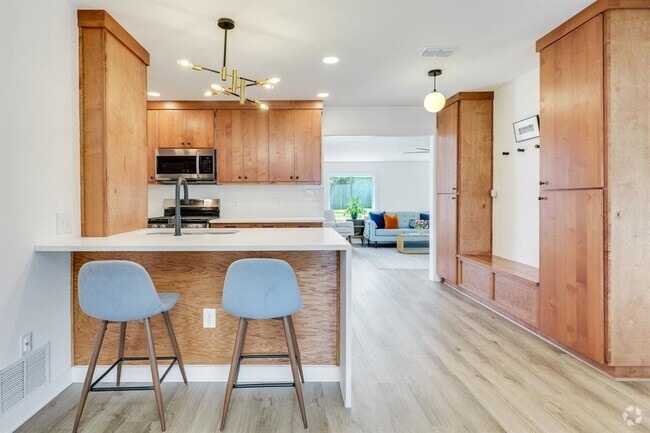 Building Photo - 905 Turtle Creek Blvd Rental
