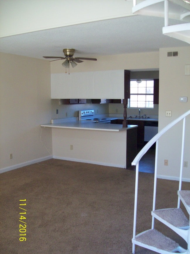 LOFT DE 1 HAB 1 1/2 BAÑOS - Quinn Court Apartments