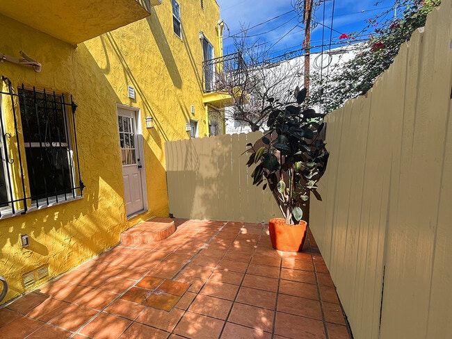 Patio privado - 632 N Sycamore Ave Unidad 10