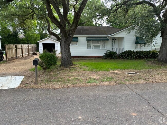Building Photo - 2219 Rogers Dr Rental