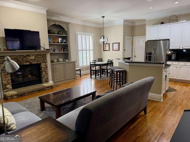 Photo - 906 Wescott Ln NE