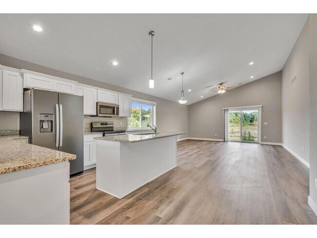 Photo - 722 Hilltop Ln